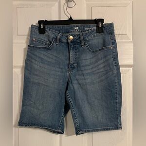 Lee Riders Mid Rise Bermuda Light Wash With A 29inch Waist & 9in Inseam